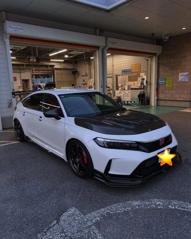 こんにちは😃
ホンダカーズ市川白井店です🏠

今回は、
私のお客様Ｉ様の愛車紹介します🚘

こちらのタイプRは全体的に
カーボン仕様にしています✨

めちゃくちゃカッコイイですよね！

マフラーも変えていて
純正でも良い音色ですが、
一段と響いていて憧れます😍

Ｉ様は併有車でNBOXも
所有していますが、そちらも
こだわりのカスタムをされています。

もちろん、全て車検整備を通せる
仕様となっており街中で走る姿は
魅力されます💨

ここからまた進化していく
タイプRが楽しみです😎

#ホンダカーズ市川
#千葉県
#白井
#ディーラー
#ホンダ
#タイプR
#スポーツカー
#カーボン
#カスタム